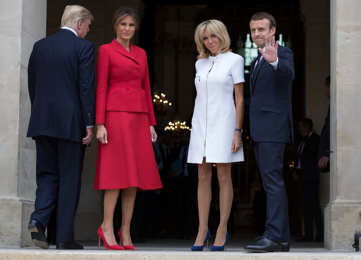 ARCHIVO. El presidente francés Emmanuel Macron (a la derecha), su esposa Brigitte Macron, el presidente de Estados Unidos Donald Trump y Melania Trump (segunda desde la izquierda), posan en el museo de Los Inválidos en París, el jueves 13 de julio de 2017, como parte de la visita de Trump a Francia para las celebraciones del Día de la Bastilla en París. | Crédito: Ian Langsdon, Pool vía AP