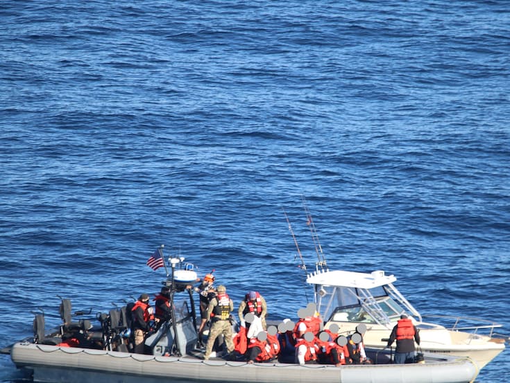 Detienen a 82 migrantes en operativos marítimos en San Diego