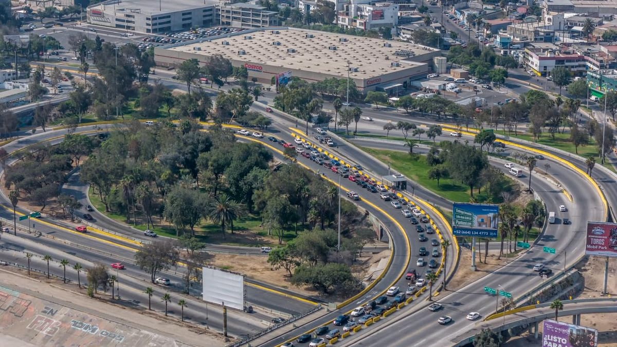 Larga fila en la Ready Lane llega hasta el puente Las Américas esta mañana. Foto: Border Zoom