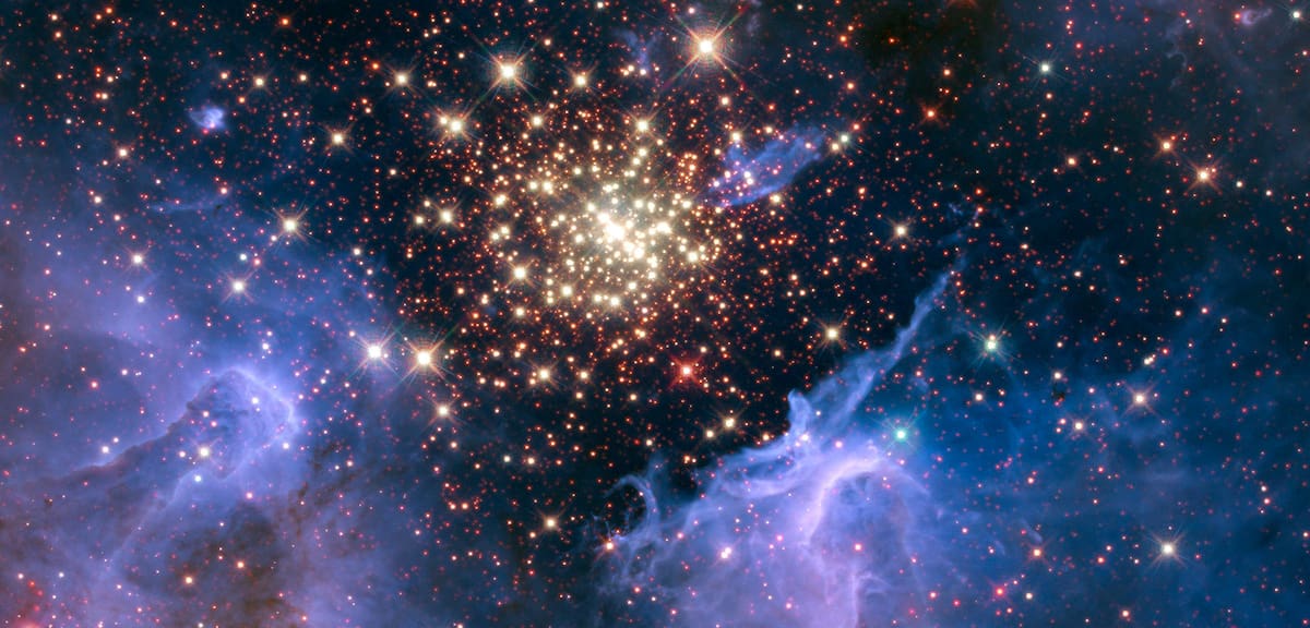 Un cúmulo de estrellas jóvenes similar a un estallido aéreo, rodeado de nubes de gas y polvo interestelar, en una nebulosa NGC 3603 situada en la constelación de Carina, en esta imagen captada en agosto de 2009 y diciembre de 2009. NASA/ESA/R. O'Connell/F. Paresce/E. Young/Ames Research Center/WFC3 Science Oversight Committee/Hubble Heritage Team/STScI/AURA/Handout via REUTERS