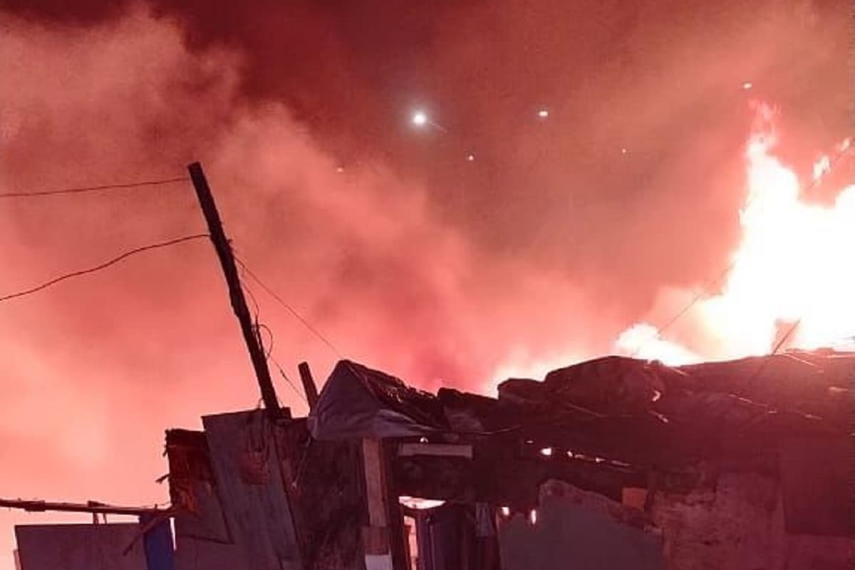 Incendio deja daños totales y cortes de energía