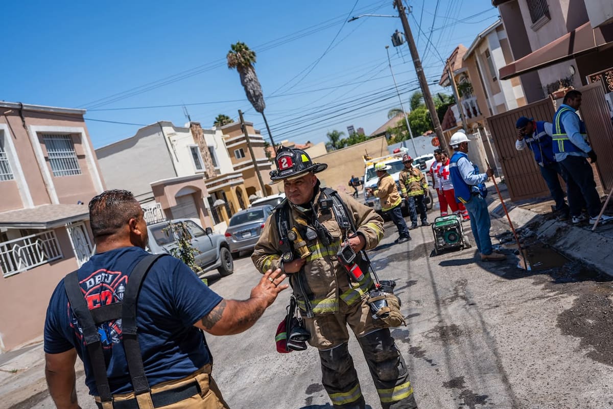 Una fuga de gas provocó un incendio en la colonia Camino Real, donde cinco viviendas fueron desalojadas de forma preventiva; un trabajador sufrió lesiones leves.
Fotos: Border Zoom.