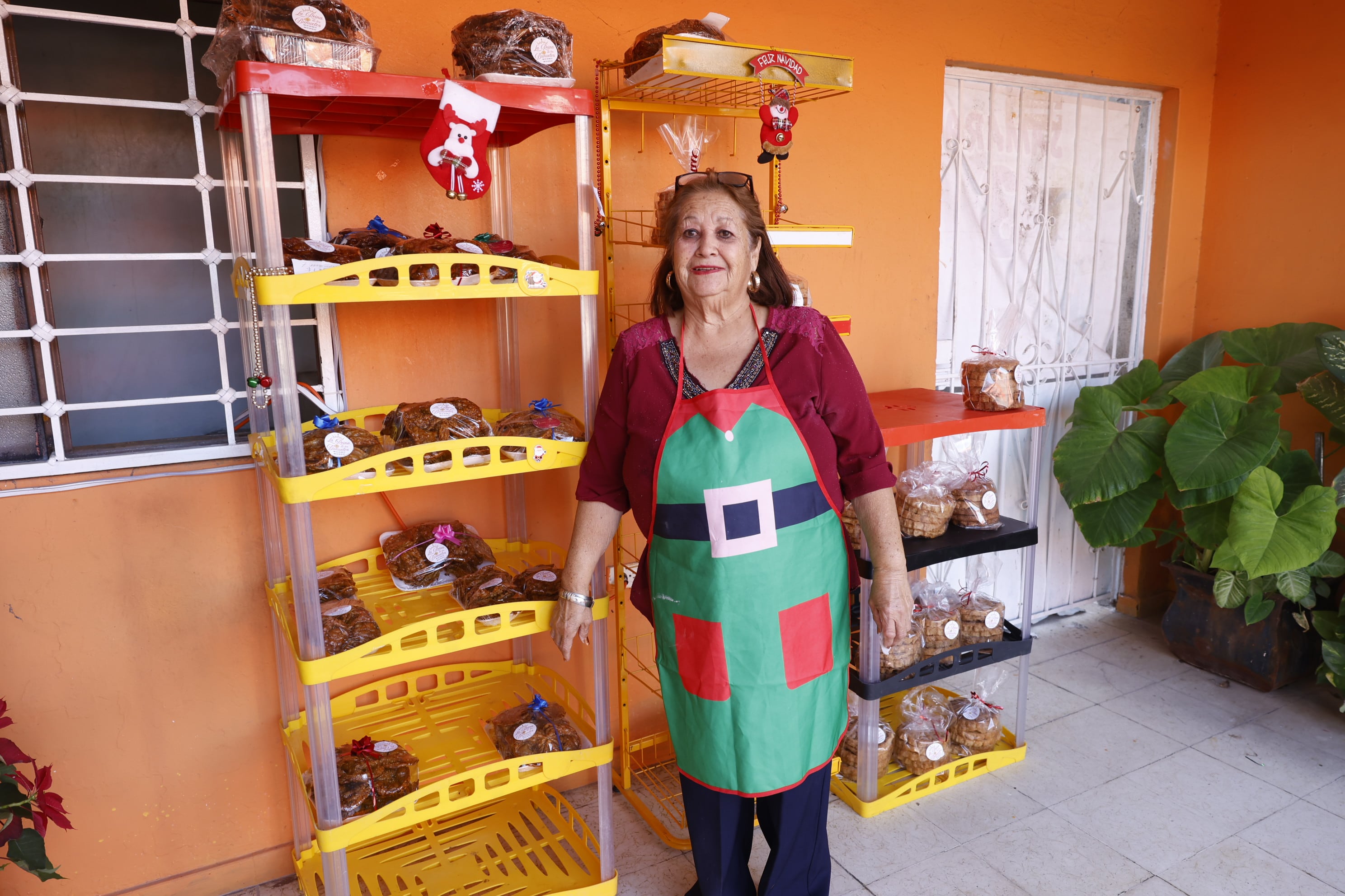 Buñuelos de viento, de “moñito”, de tortilla, enmielados o sólo con azúcar, ella los prepara de todo tipo. FOTO: TEODORO BORBÓN