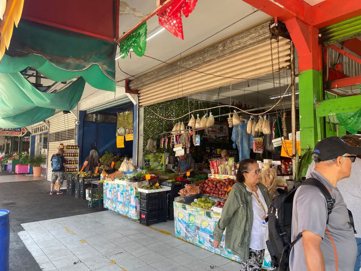 Comerciantes del Mercado Hidalgo esperan un aumento en las ventas durante Halloween y Día de Muertos. Foto: Emmanuel Castañeda