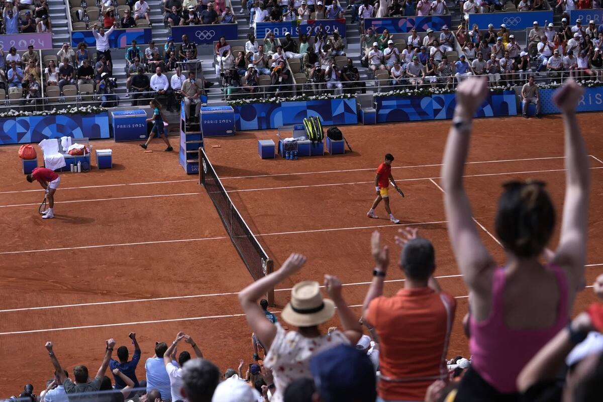 El tenista serbio Novak Djokovic celebra al conseguir la medalla de oro al vencer al español Carlos Alcaraz en la final individual masculina de tenis de los Juegos Olímpicos de París 2024 este domingo, en la capital gala. | Crédito: EFE/Juanjo Martín