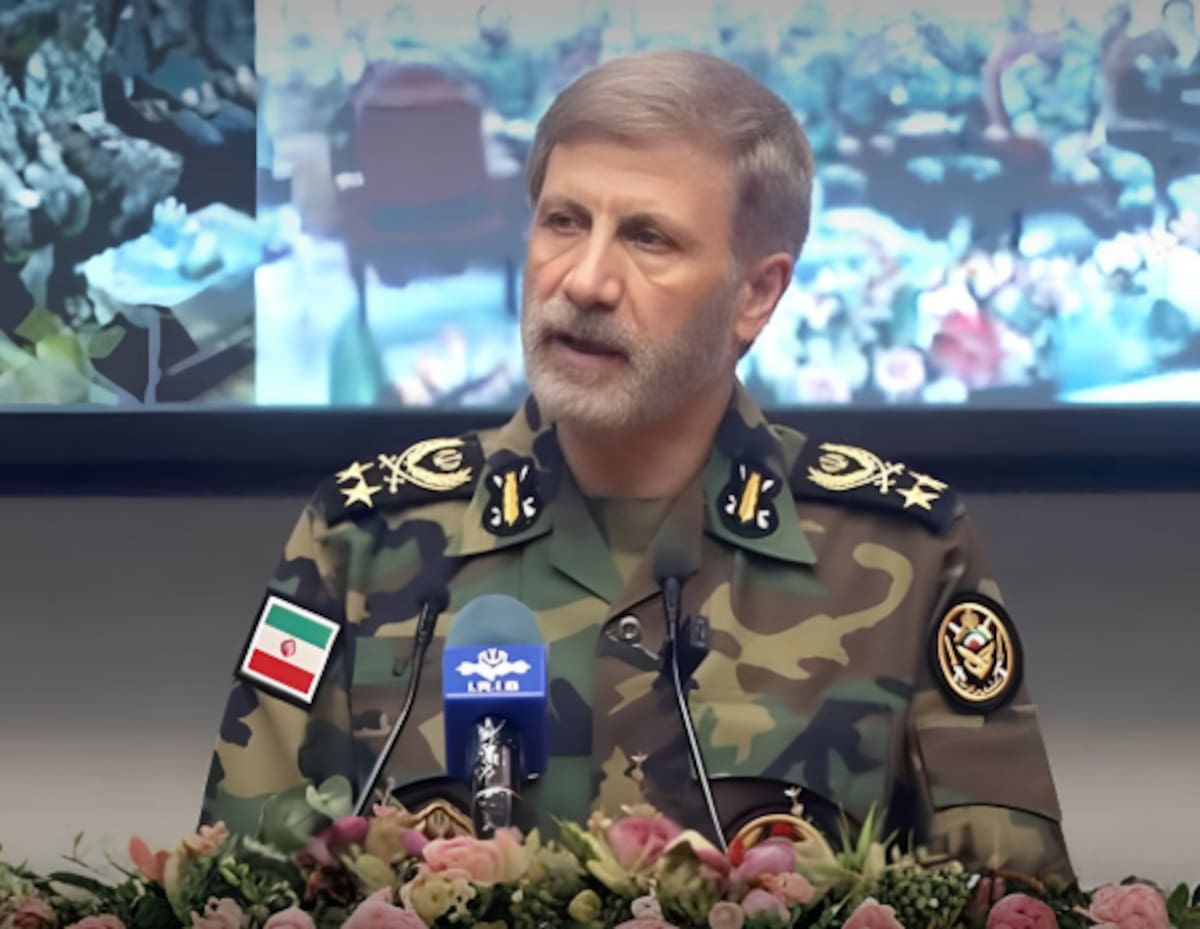 Amir Hatami, el comandante en jefe del ejército de la República Islámica, en la ceremonia conmemorativa del Día del Periodista, anunció la determinación de una recompensa en efectivo por la captura o muerte de fuerzas estadounidenses. | Captura de pantalla.
