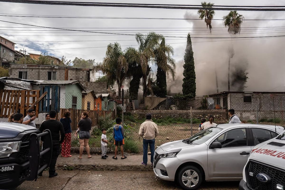 Un hombre que permanecía dentro de una vivienda en Cañón K fue liberado por bomberos y vecinos, luego de abrir un hoyo en la estructura para ponerlo a salvo. Foto: Border Zoom
