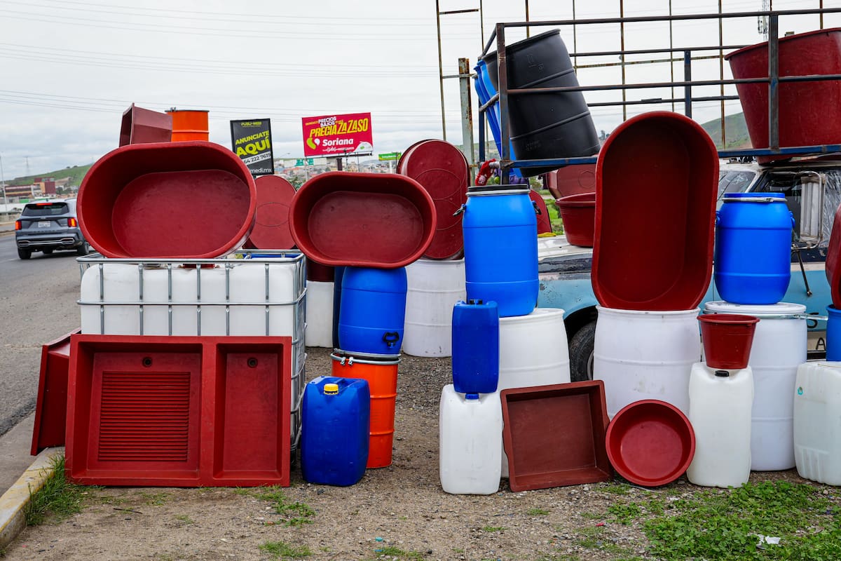 La compra de recipientes para almacenamiento y la reserva anticipada del suministro son parte de las acciones preventivas ante la suspensión del servicio en más de 600 colonias. Foto:
Leonardo González