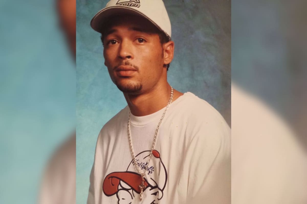 Gobernador de Oklahoma concede clemencia a Tremane Wood horas antes de su ejecución por el asesinato de un trabajador agrícola en víspera de Año Nuevo de 2001; su hermano mayor fue el autor material de los hechos