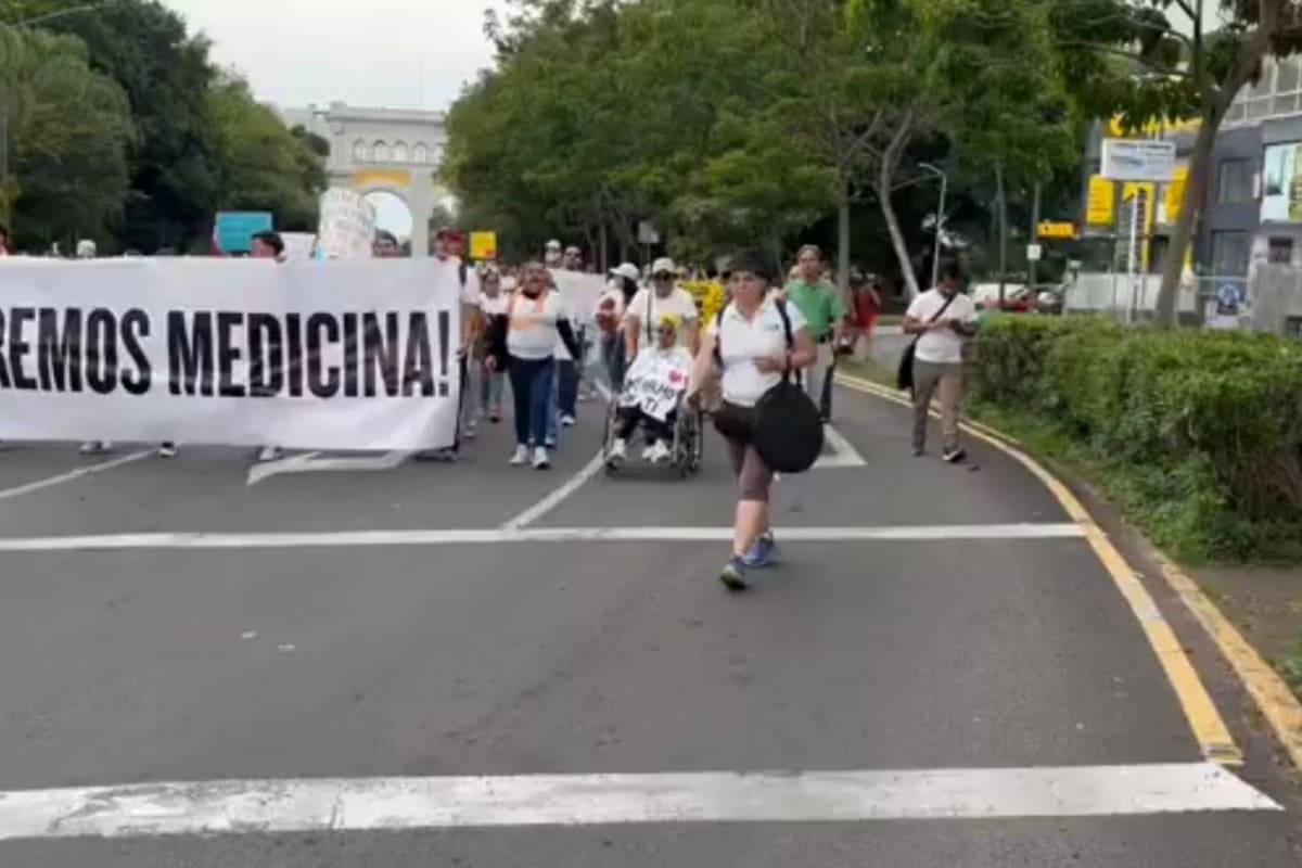 “Presidenta, no más mentiras” reclaman manifestantes durante marcha en CDMX para exigir abasto de medicinas contra el cáncer
