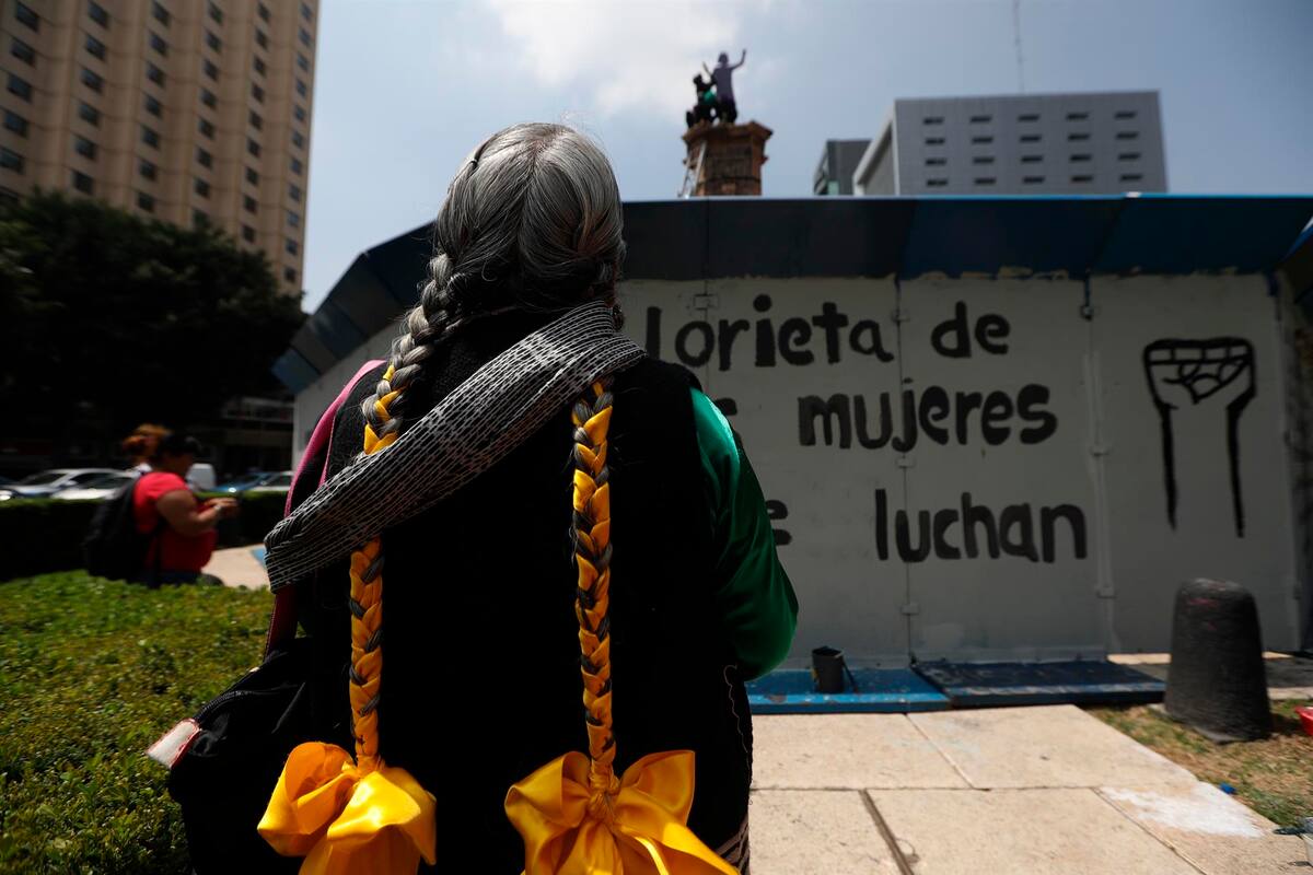 Feministas mexicanas colocan estatua de mujer donde estaba la de Colón
