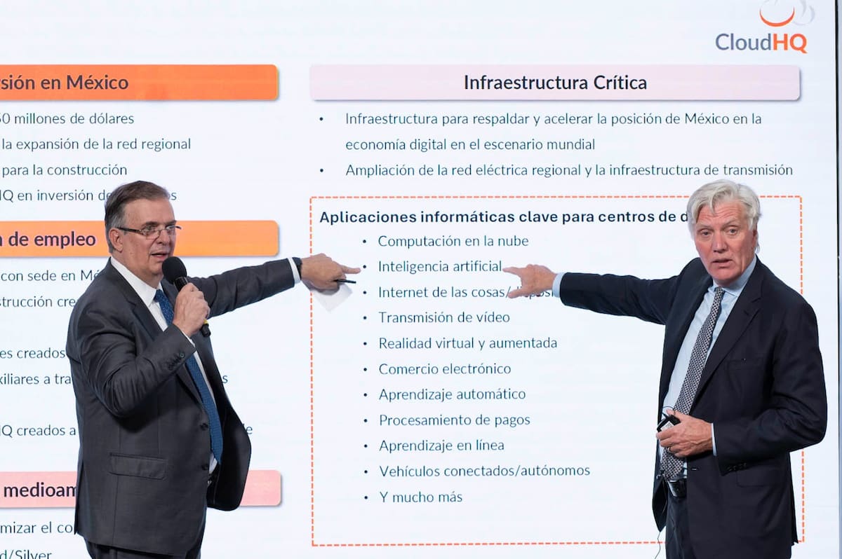 Keith Patrick Harney, directivo de operaciones de CloudHQ, y el secretario de Economía, Marcelo Ebrard, en la 'Conferencia del Pueblo' de la presidenta Claudia Sheinbaum. | Crédito: Presidencia