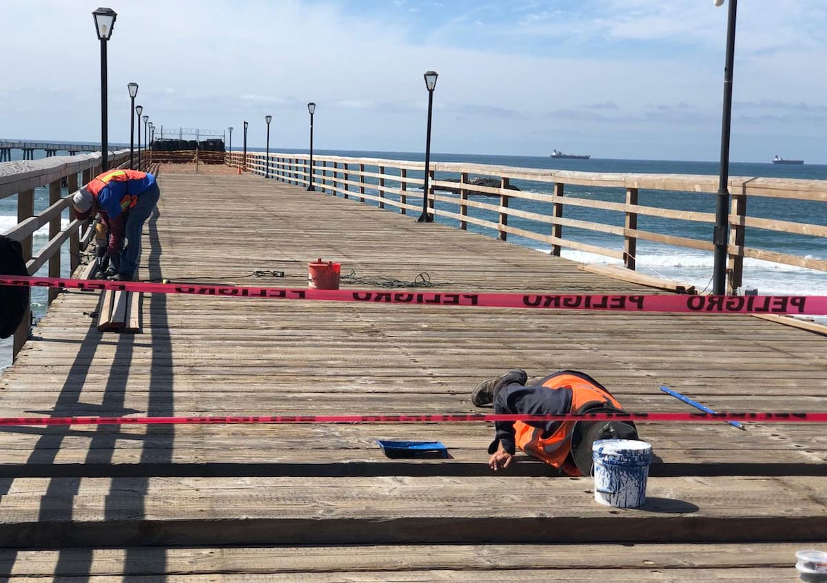Cuadrillas de trabajadores realizan labores de mantenimiento en el área donde se localiza el café y unos 150 metros hacia el mar, que es la zona segura.