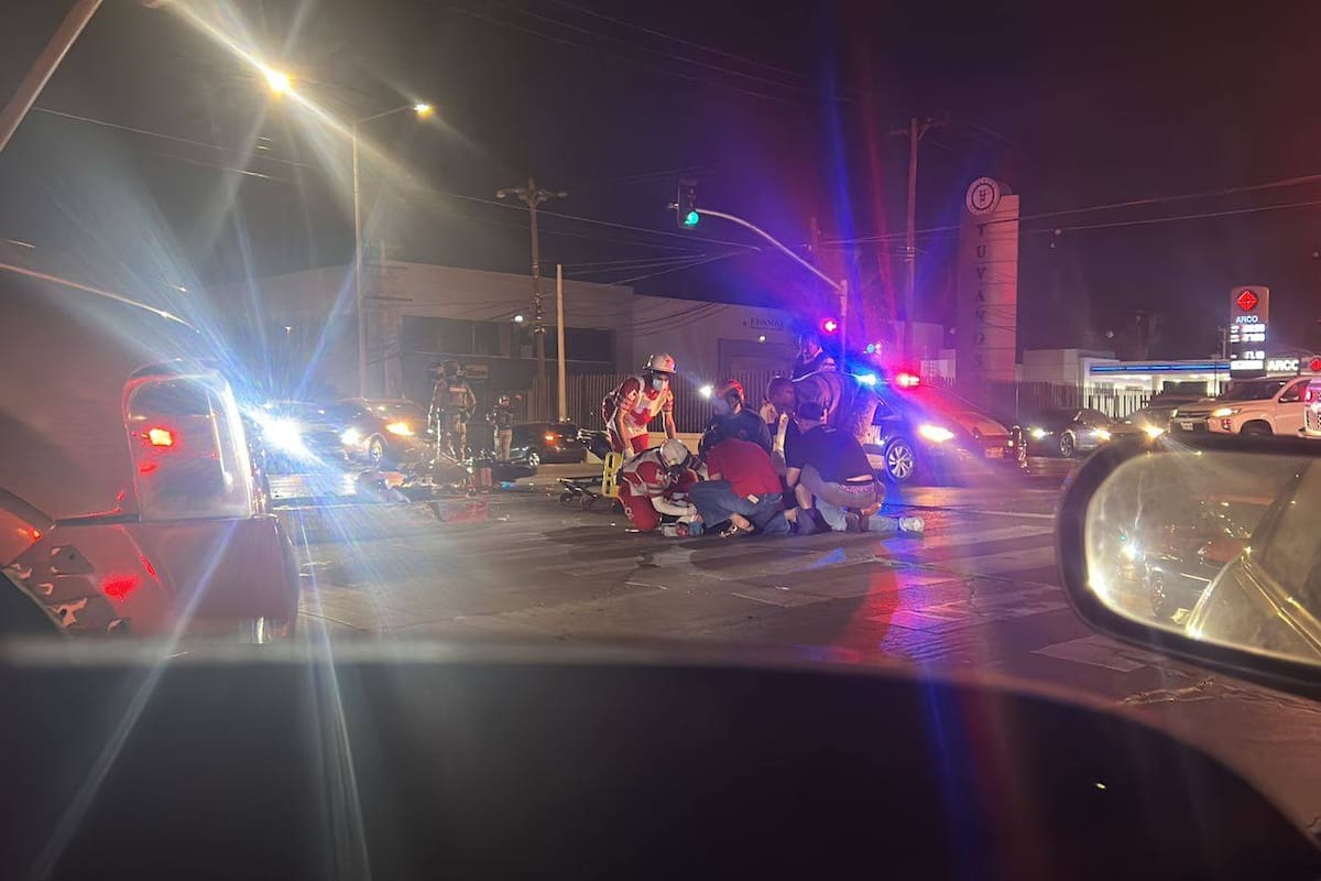 Pareja de motociclistas queda grave tras choque frente al Palacio Municipal de Ensenada