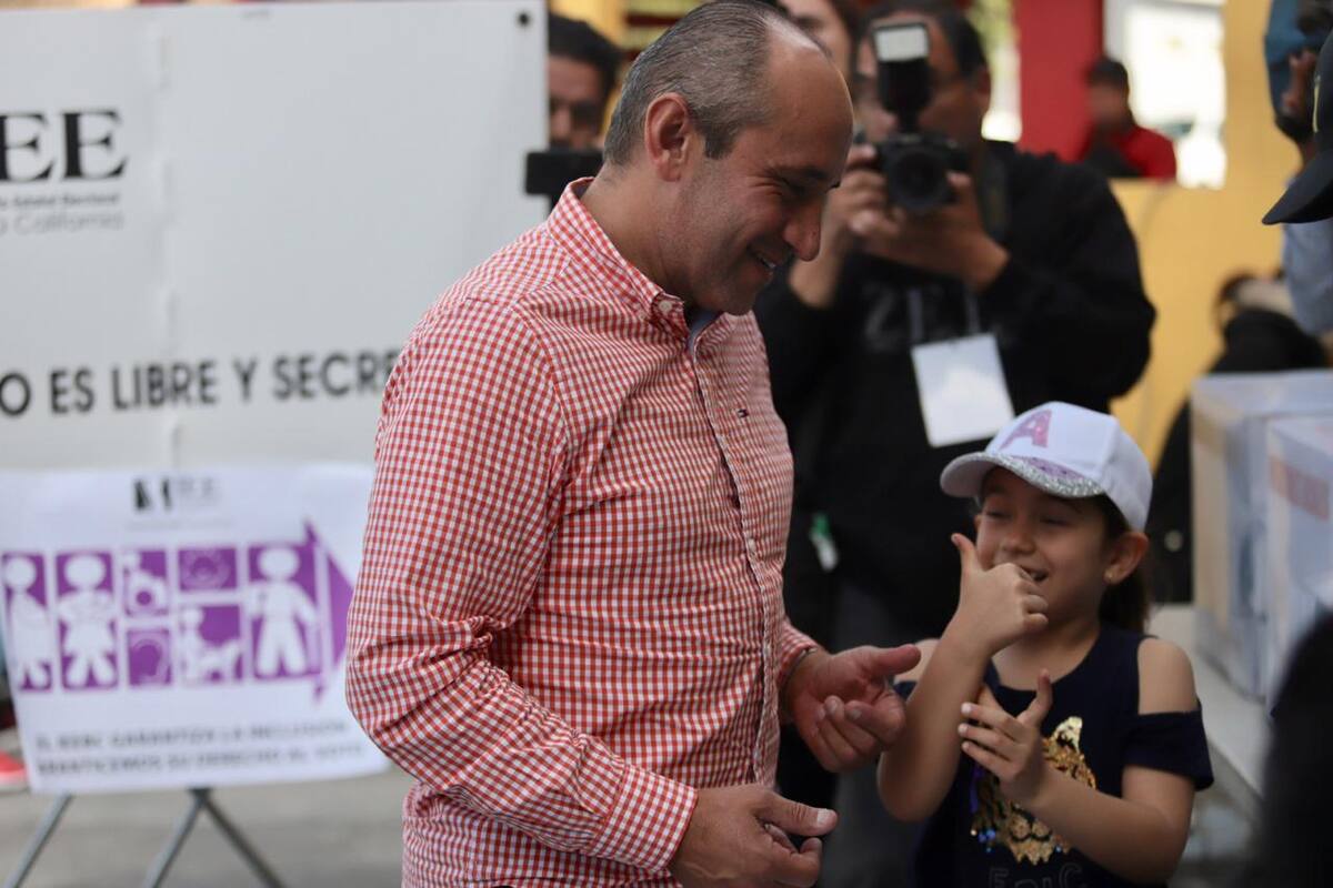 Ignacio Anaya último candidato a la gubernatura de BC en emitir su voto