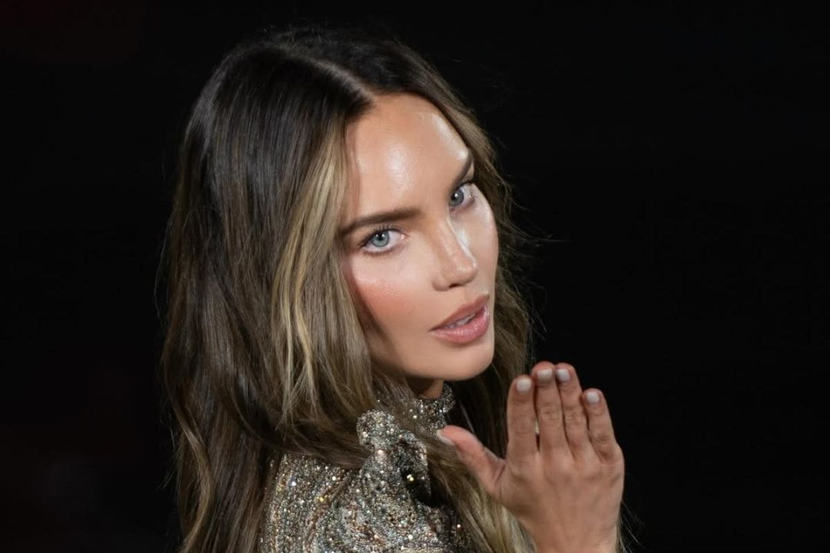 Belinda responde a fan que la criticó por su caminata en desfile: “No soy modelo, soy cantante”