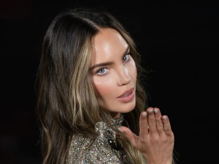 Belinda responde a fan que la criticó por su caminata en desfile: “No soy modelo, soy cantante”