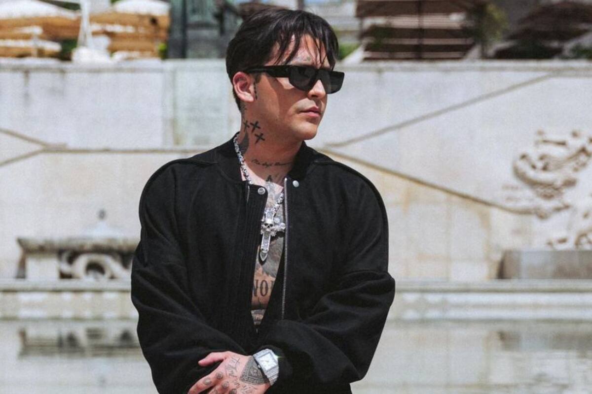 Lo vuelve a hacer, Nodal usa el escenario para expresar su amor por Ángela: “Ese grito que le llegue hasta mi amor”