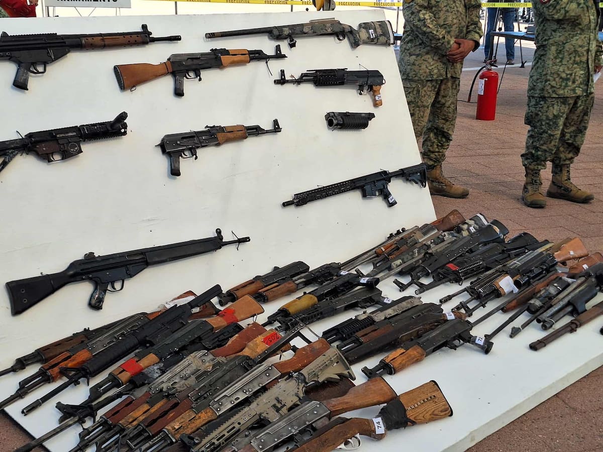 Destruyen 586 armas decomisadas al crimen organizado en Sonora.