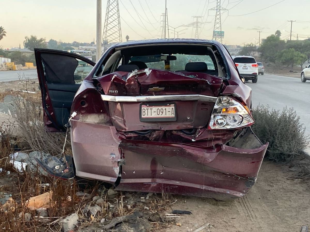 Un taxi de ruta chocó contra un automóvil y deja una persona lesionada. Foto: Border Zoom