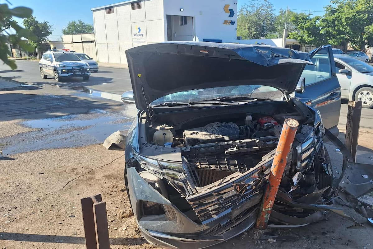 Choque entre camionetas deja dos personas lesionadas en el cruce de las calles Olivares y Luis Orcí