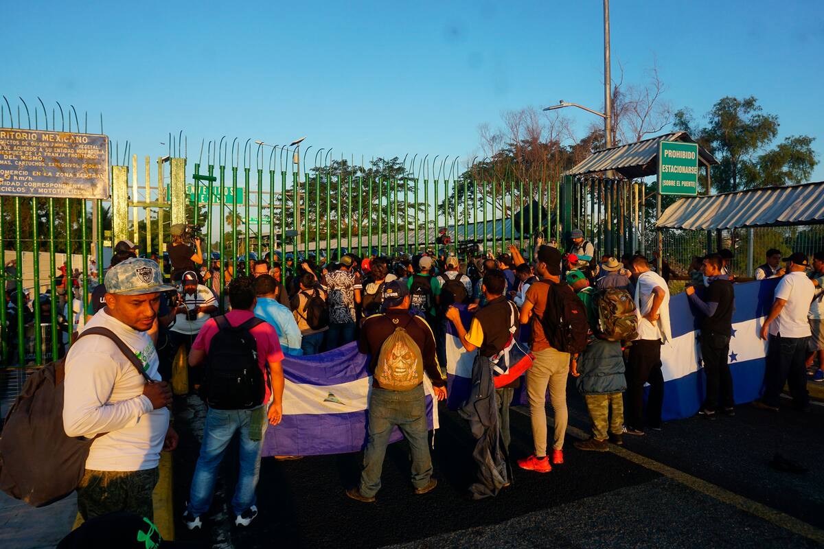 Migrantes hondureños tratan de cruzar la frontera con México en Ciudad Hidalgo, en el estado de Chiapas (México). EFE/ Juan Manuel Blanco/Archivo