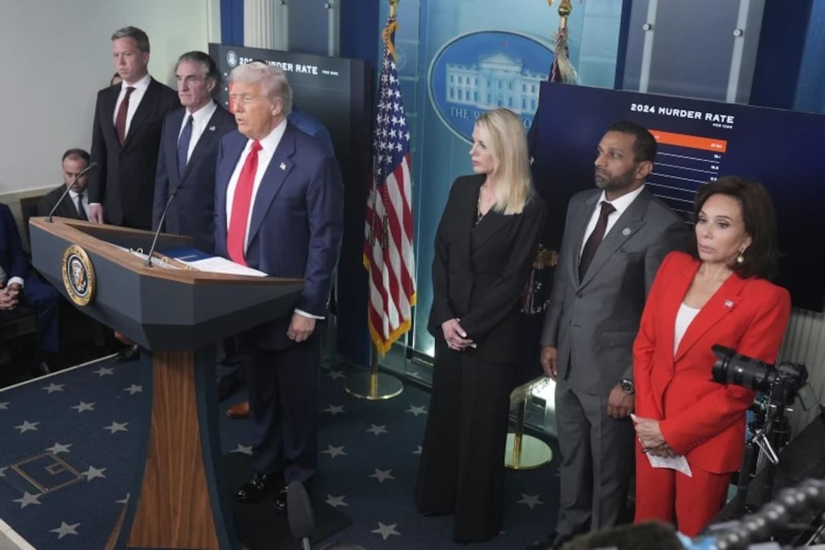 El presidente Donald Trump habla con la prensa mientras, de izquierda a derecha, el secretario del Ejército, Dan Driscoll; el secretario del Interior, Doug Burgum; la fiscal general, Pam Bondi; el director del FBI, Kash Patel; y la fiscal federal, Jeanine Pirro, escuchan en la sala de prensa James Brady de la Casa Blanca, el lunes 11 de agosto de 2025, en Washington. | Crédito: AP/Mark Schiefelbein
