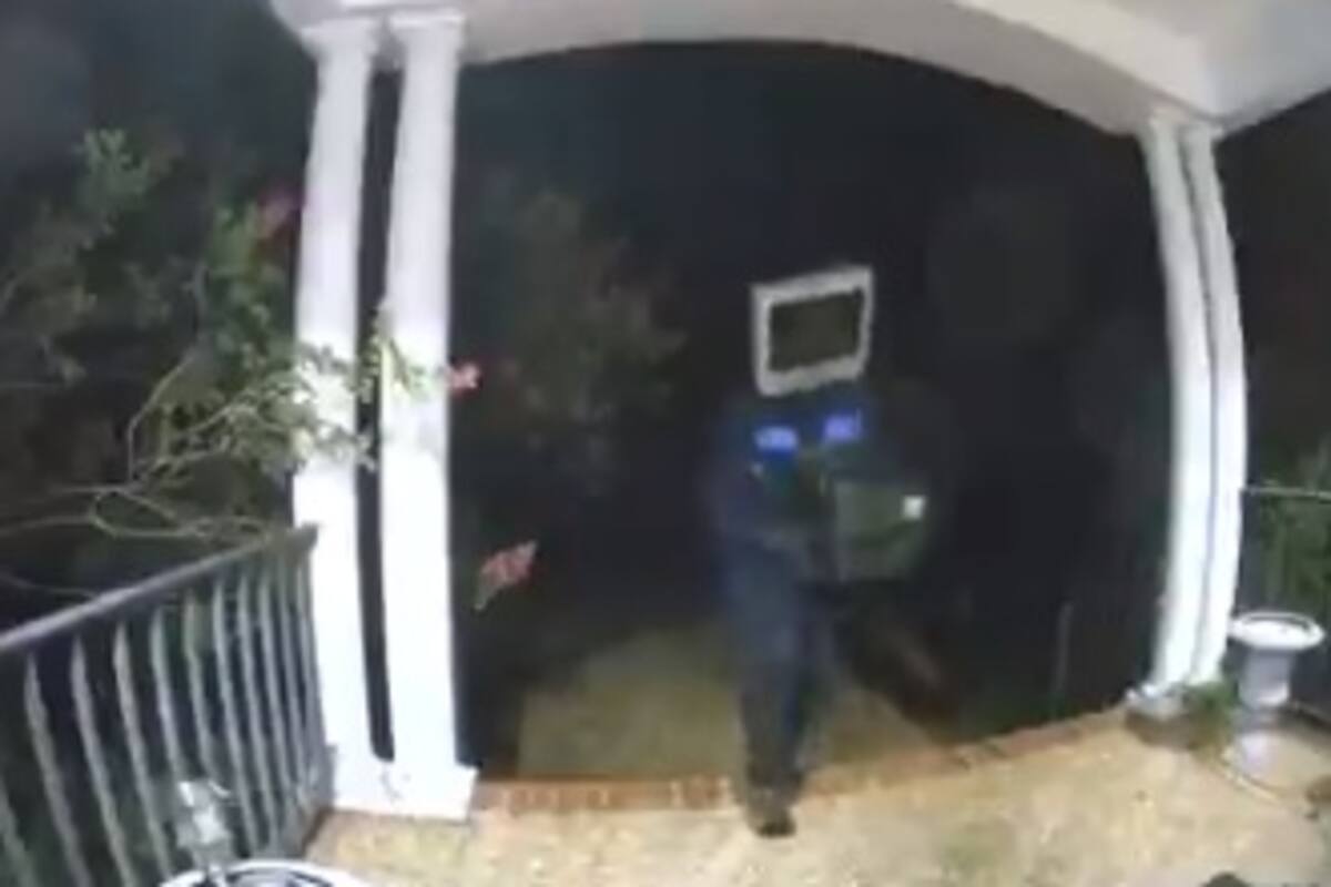 Hombre 'cabeza de tele' deja regalos a la puerta de las casas