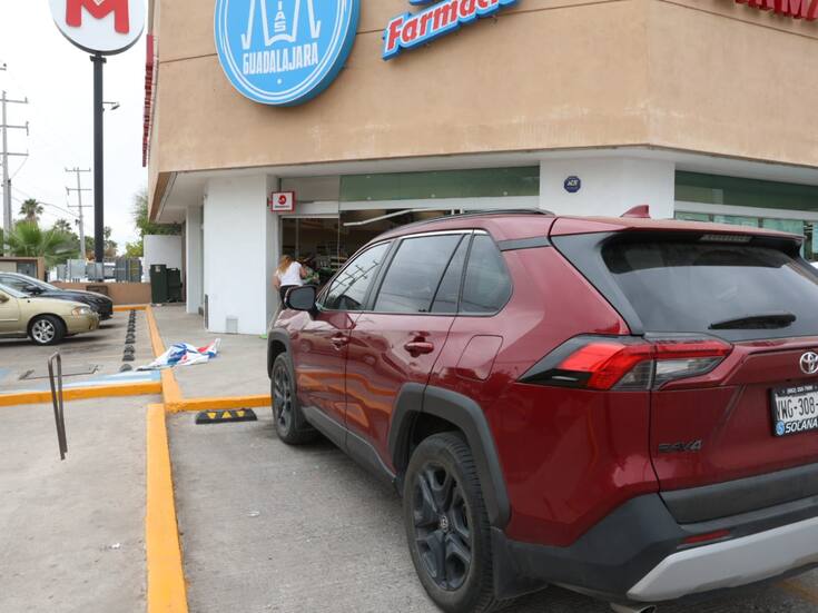 Mujer chocó y se metió a una Farmacia Guadalajara, empleados resultan ilesos pero a ella la llevan al hospital