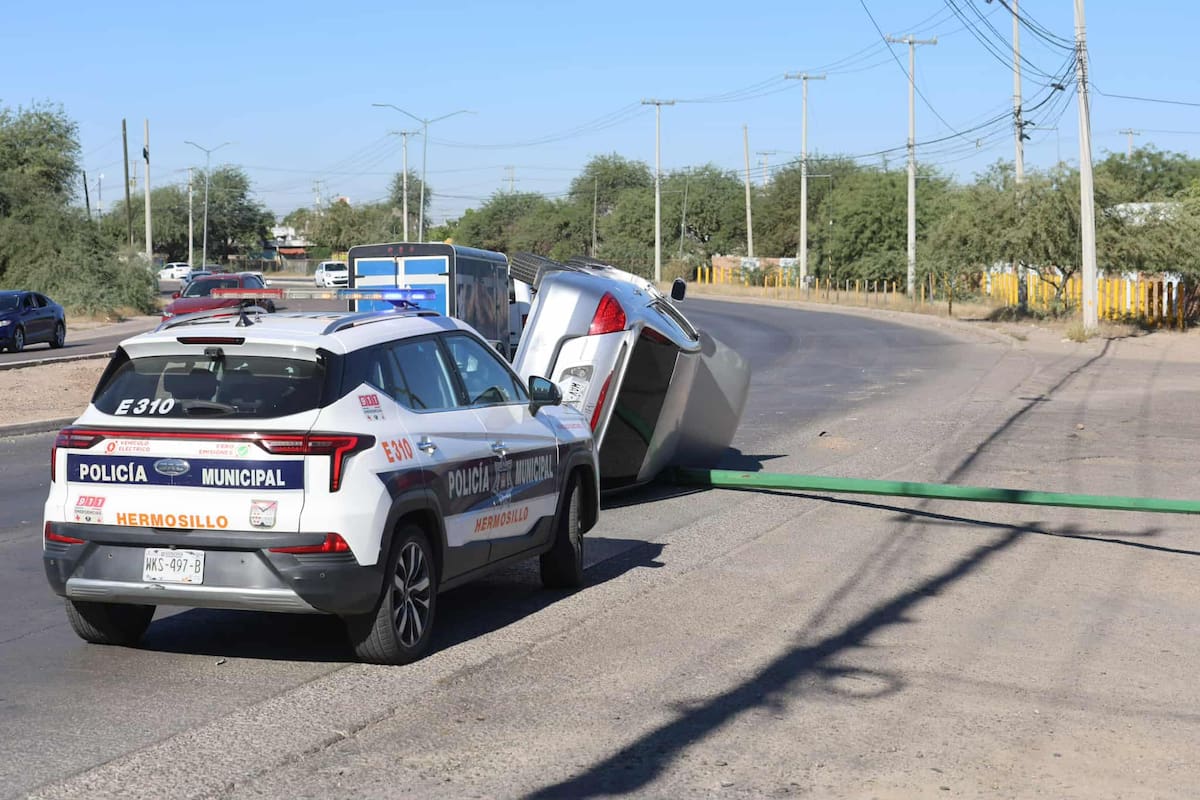Hombre de 31 años resulta con lesiones tras volcadura en bulevar Camino del Seri, luego de impactar y derribar un poste