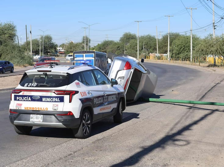 Hombre de 31 años resulta con lesiones tras volcadura en bulevar Camino del Seri, luego de impactar y derribar un poste