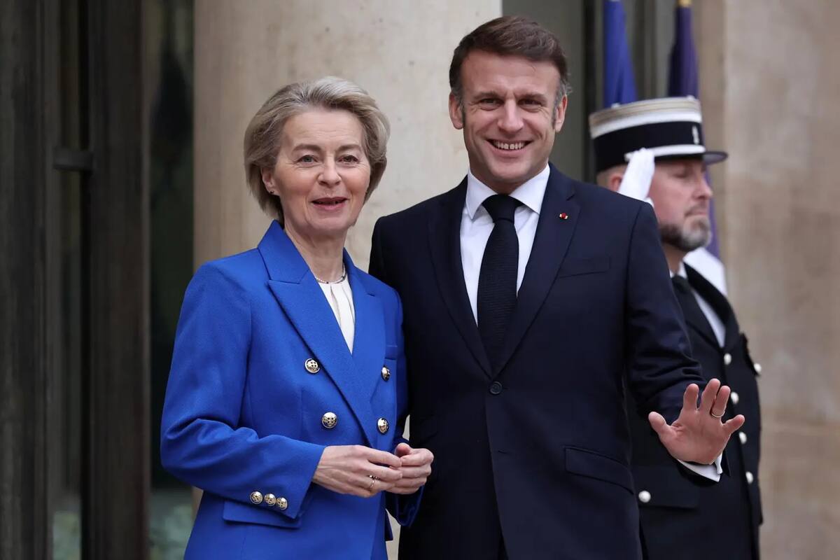 El presidente francés, Emmanuel Macron (D), da la bienvenida a la Presidenta de la Comisión Europea, Ursula von der Leyen (I.) / EFE.