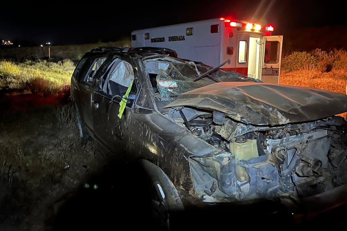 Muere conductor tras volcadura al sur de Ensenada