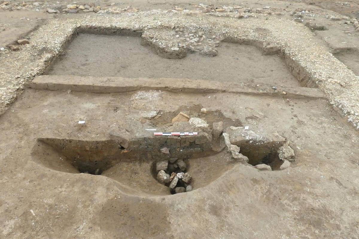 Arqueólogos descubren un taller de cerámica romana junto a una antigua calzada en Francia que estuvo activo durante tres siglos y permite conocer cómo se extraía la arcilla, se moldeaban las piezas y se cocían los recipientes