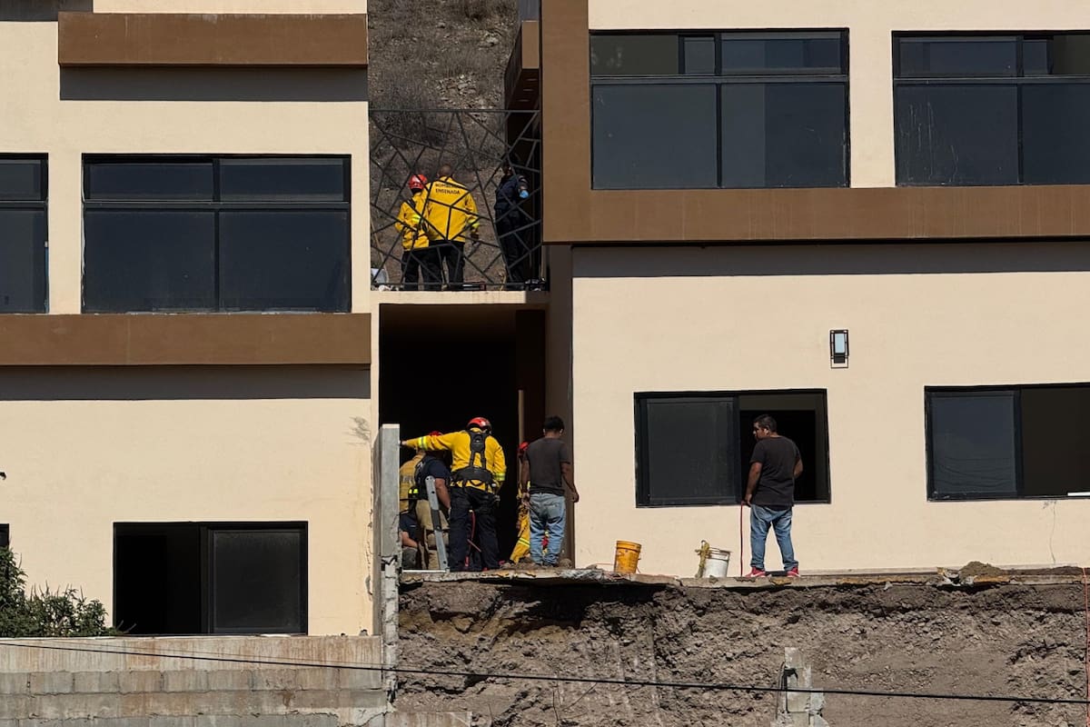Tres trabajadores de obra quedan sepultados tras derrumbe
