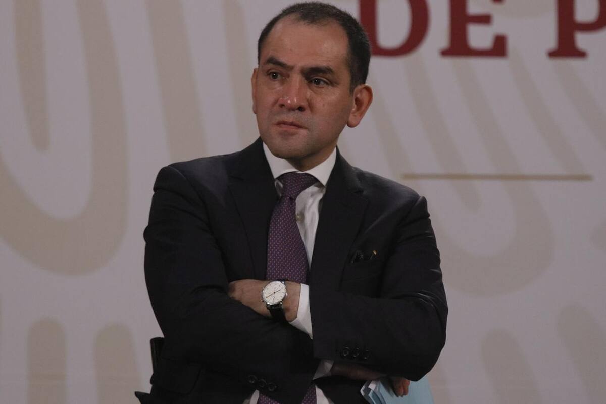 Titular de Hacienda come pastel en medio de reclamos de Diputados durante comparecencia