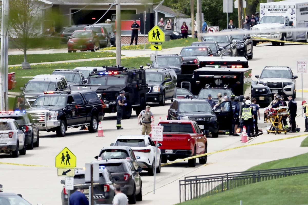 Policía dispara y mata a estudiante fuera de una escuela en EU