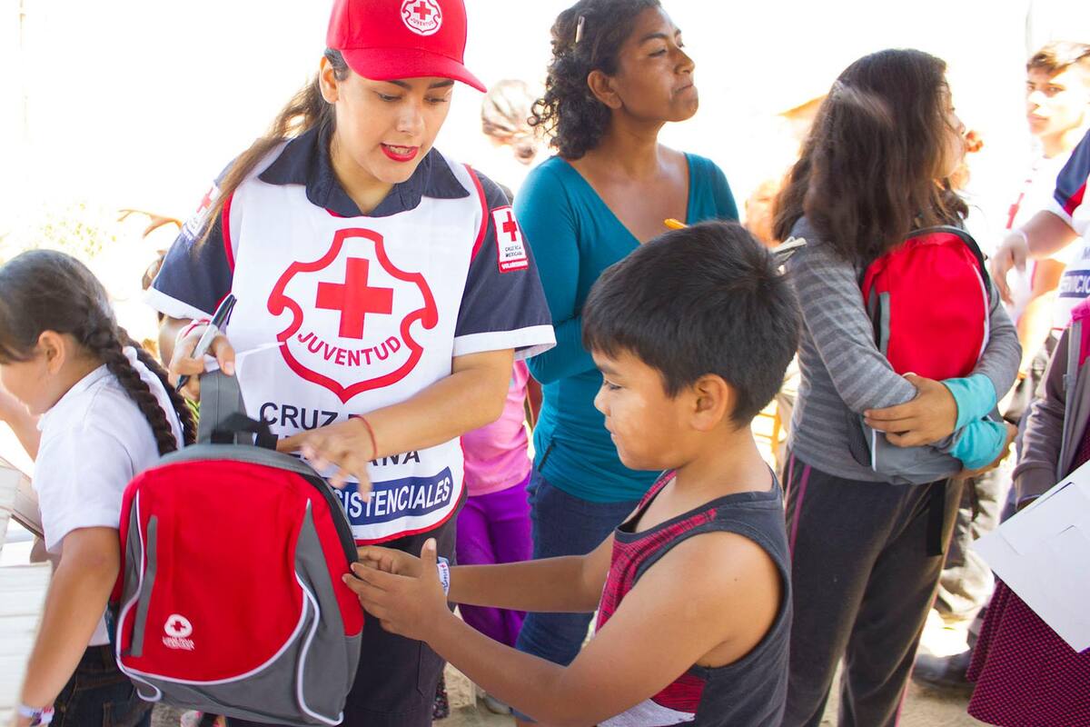 Cruz Roja realiza entrega de mochilas y útiles escolares
