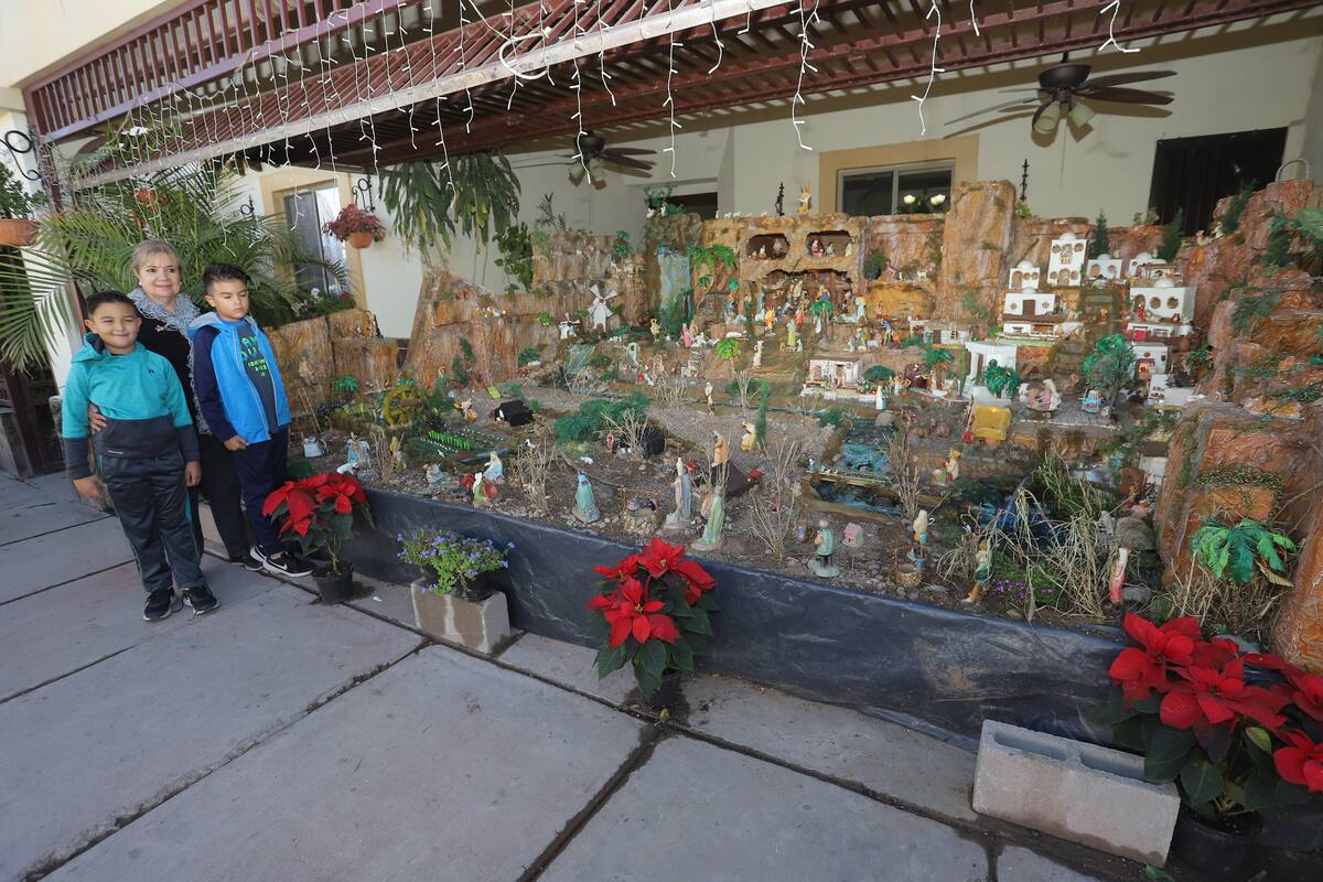 Familia coloca enorme Nacimiento de Jesús en el garaje de su hogar