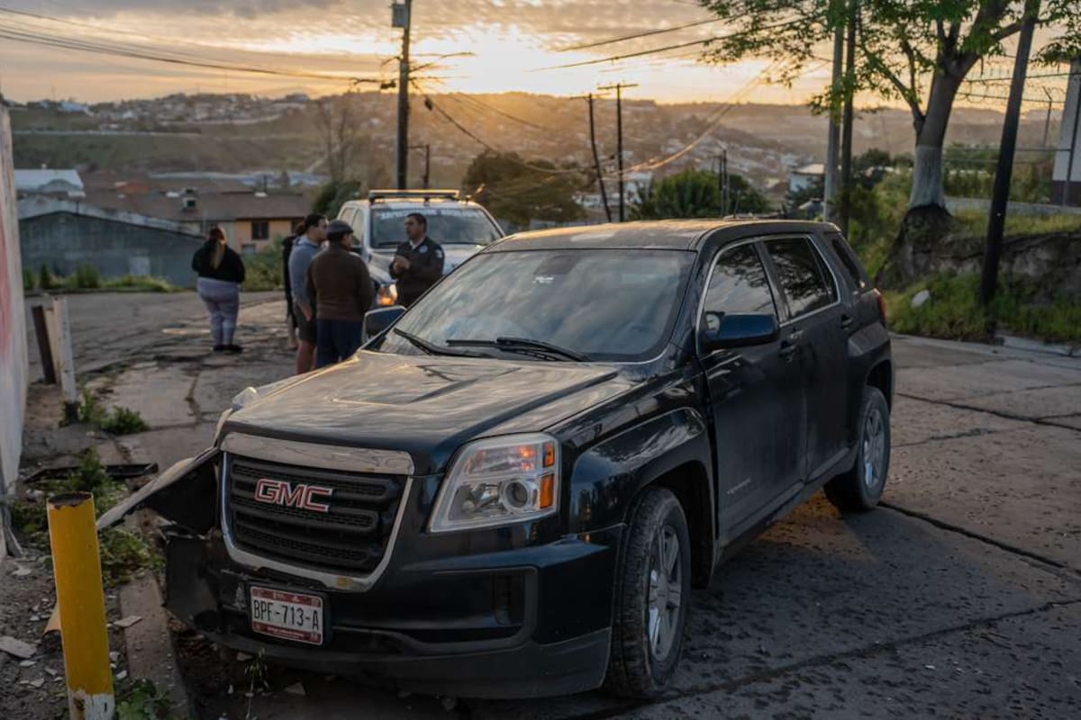 Conductora en presunto estado inconveniente choca contra barda en Tejamen