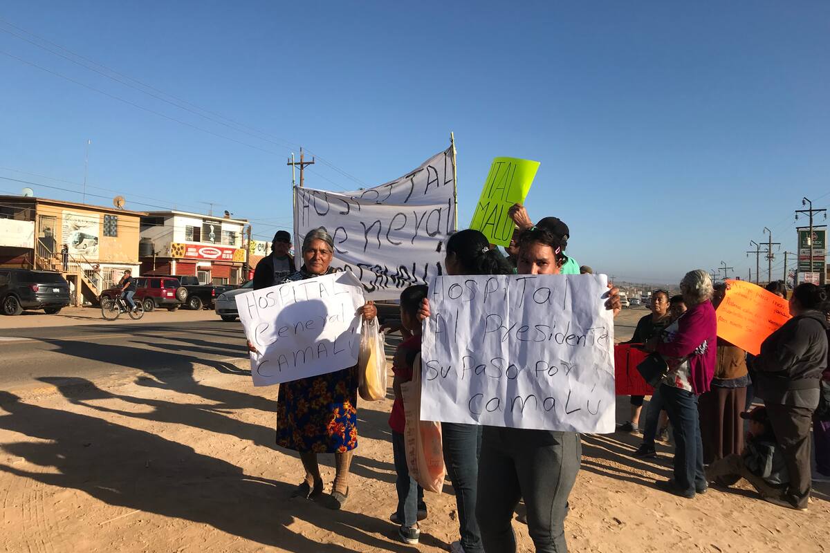Habitantes de Camalú esperan a AMLO con pancartas
