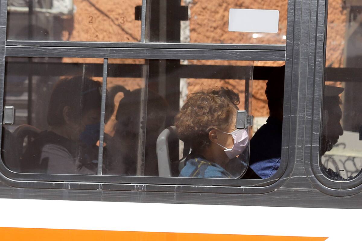 Operadores del transporte público, inconformes con pago de 50% de sueldo