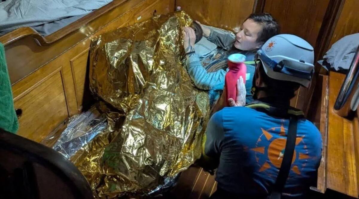Un voluntario ayuda a una niña de 11 años de Sierra Leona, la única sobreviviente de un naufragio en la isla italiana de Lampedusa. / REUTERS.