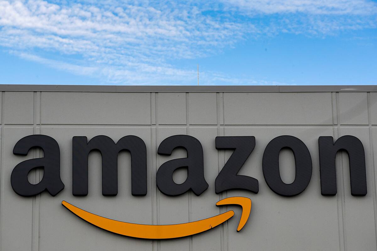 FOTO DE ARCHIVO: El logotipo de Amazon en su centro de distribución JFK8 en Staten Island, Nueva York, Estados Unidos, 25 de noviembre de 2020. REUTERS/Brendan McDermid