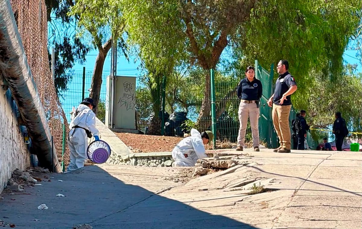 Elementos de la Policía Municipal y de la Fiscalía General del Estado acordonaron la zona del Parque Reforma tras el hallazgo de restos humanos y una narcomanta. Foto: Border Zoom.