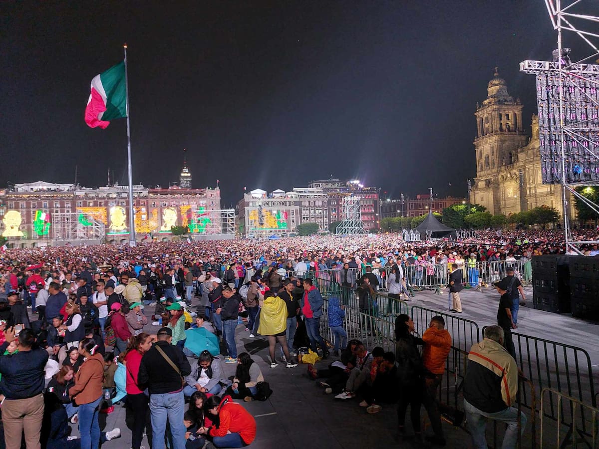 Las personas se mantuvieron en los espacios del Zócalo a esperar las 11 de la noche. Foto: Shaila Rosagel.