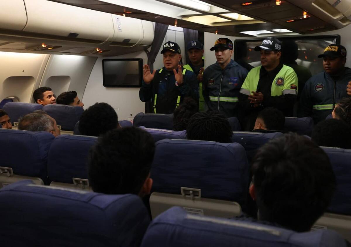 CARACAS (VENEZUELA), 24/03/2025.- Fotografía cedida por Prensa del Ministerio de Interior, Justicia y Paz, donde se observa al ministro de esa cartera, Diosdado Cabello, hablar con personas dentro de un avión en el Aeropuerto Internacional Simón Bolívar, en La Guaira (Venezuela). Un grupo de 199 migrantes venezolanos retornó en la madrugada de este lunes a su país en un avión procedentes de Honduras, a donde habían llegado desde EE.UU., país del que fueron deportados, informó el titular de Interior, Diosdado Cabello. EFE/ Prensa del Ministerio para Interior, Justicia y Paz.