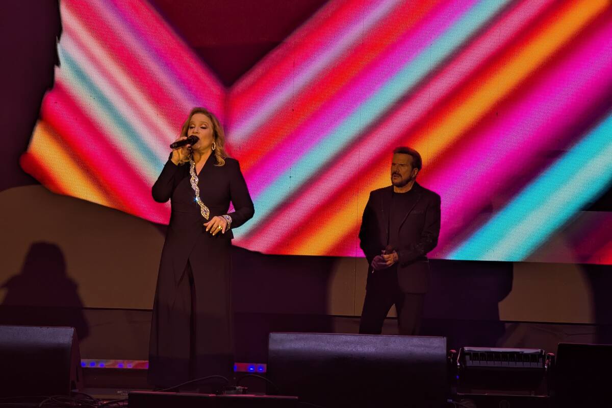 Sin importar la lluvia, Pimpinela deleitó a sus fanáticos tijuanenses con todos su éxitos.