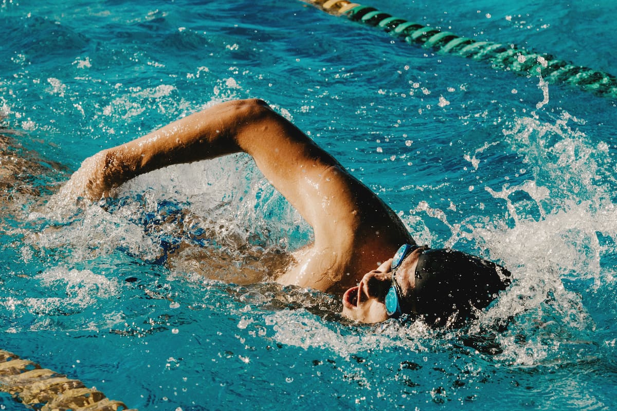 ¿La natación ayuda a bajar de peso?: guía práctica para comenzar y ver resultados