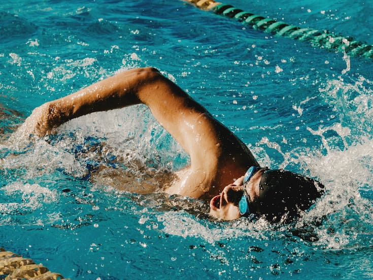 ¿La natación ayuda a bajar de peso?: guía práctica para comenzar y ver resultados